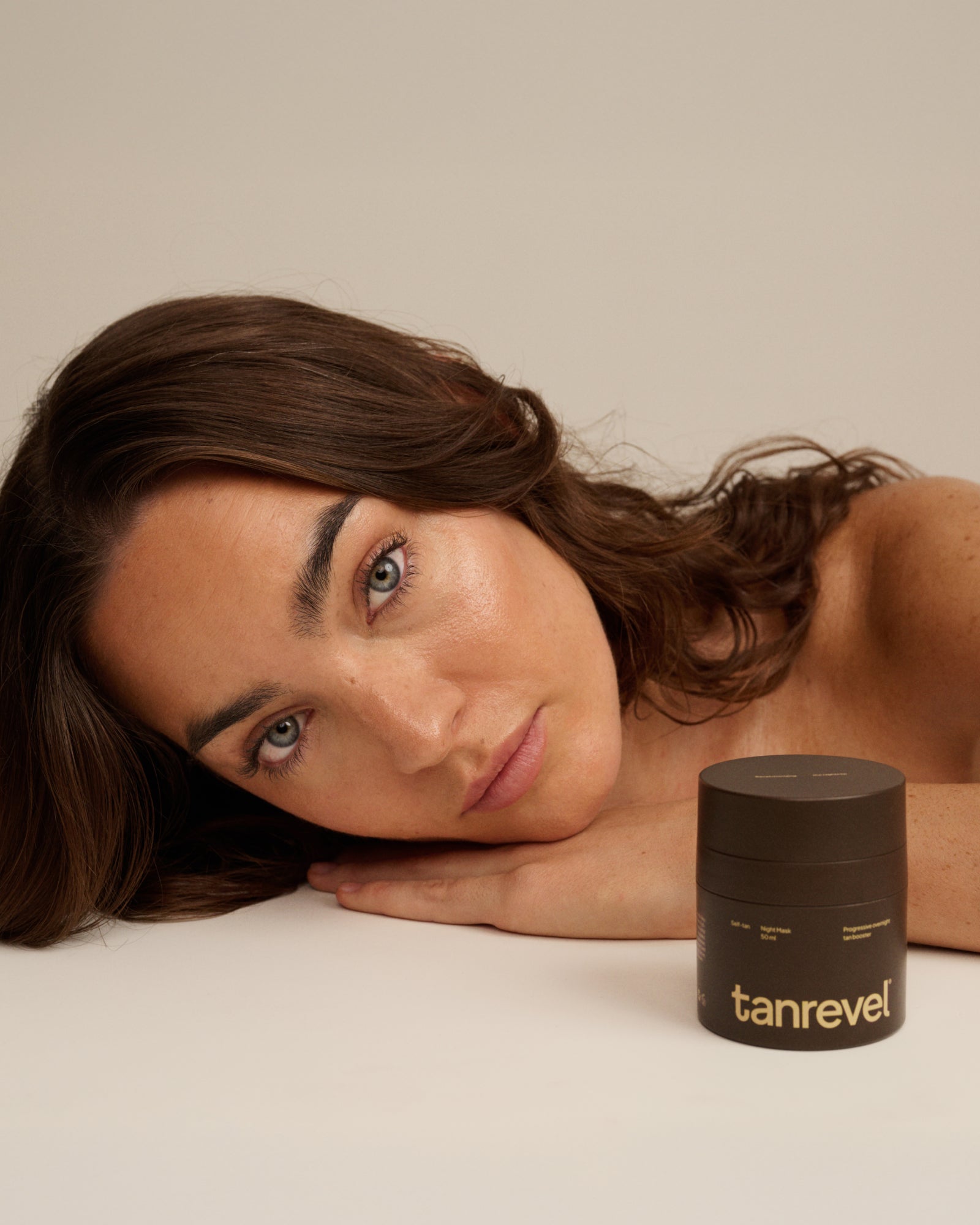 Self Tan Night Mask – Vakna med en återfuktad, solkysst hud.